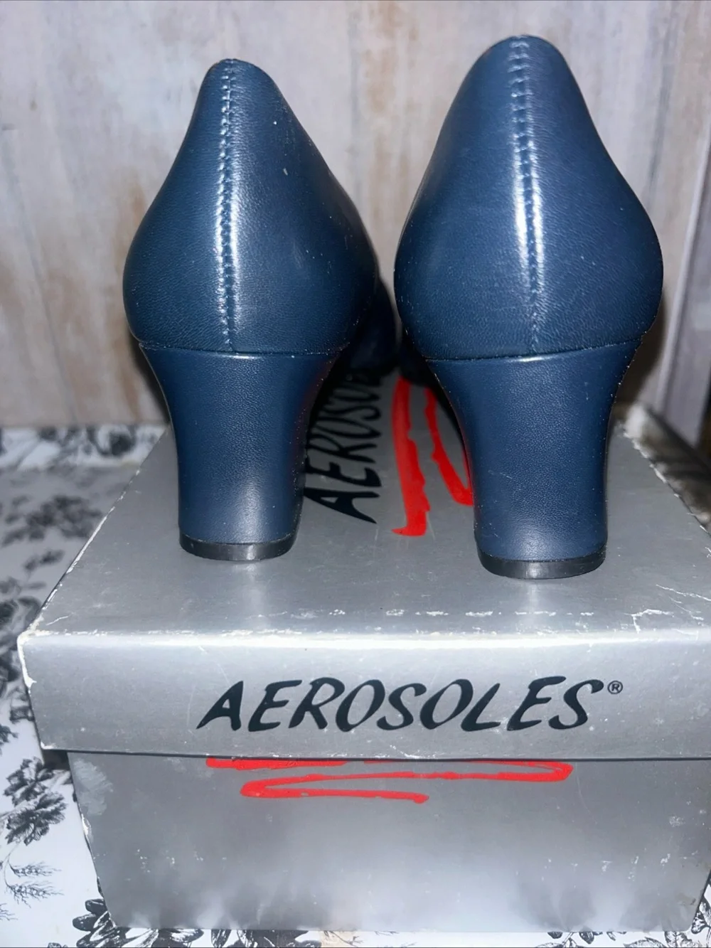 AEROSOLES sleek black